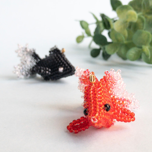 SOLD◆ ハンドメイド 月 チャーム キーホルダー ビーズ バッグチャーム オーダー ビーズ刺繍の飛行機バッグチャーム キーホルダー amyui