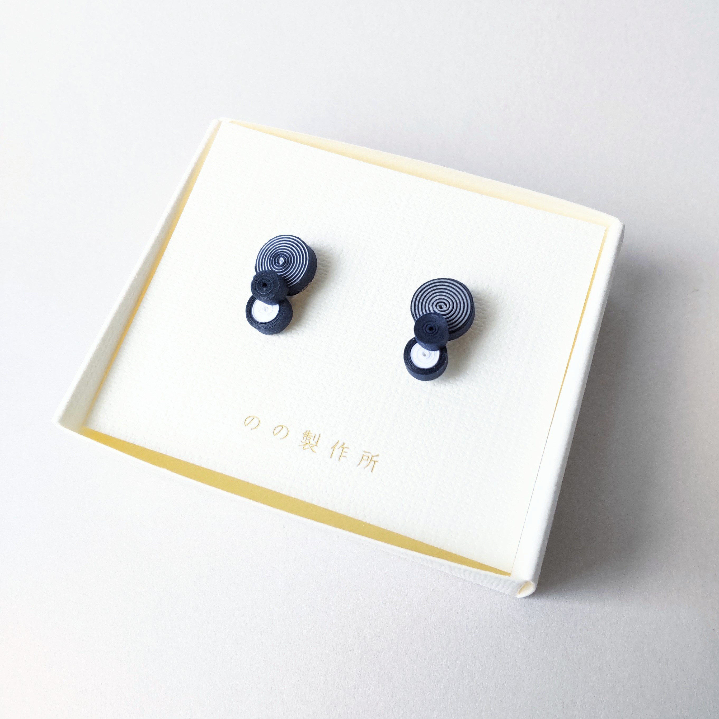 小ぶりな紙ピアス(イヤリング)　爽やかネイビー×ホワイトのうずまきサークル模様