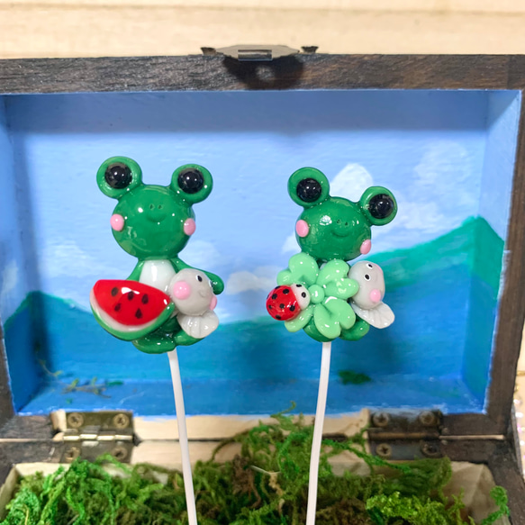 〜そのまま飾れる〜多肉植物寄せ植え(ハンドメイド)樹脂粘土レジン　カエルピック 2枚目の画像