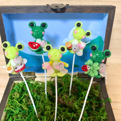 〜そのまま飾れる〜多肉植物寄せ植え(ハンドメイド)樹脂粘土レジン　カエルピック 3枚目の画像