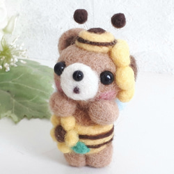 おすましミツバチクマちゃんとヒマワリ　羊毛フェルト 3枚目の画像