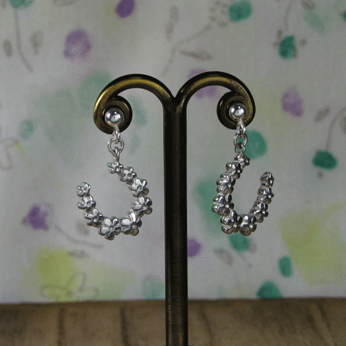 花のシルバー蹄鉄ピアス（950シルバー　582EPS　）