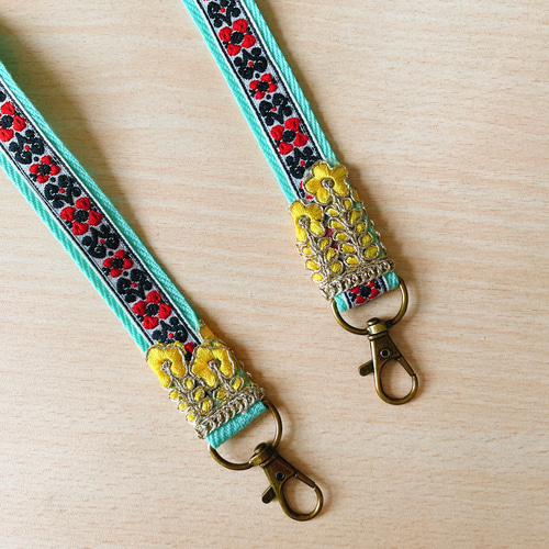 ミントグリーンのレトロ スマホショルダー ストラップ ネック