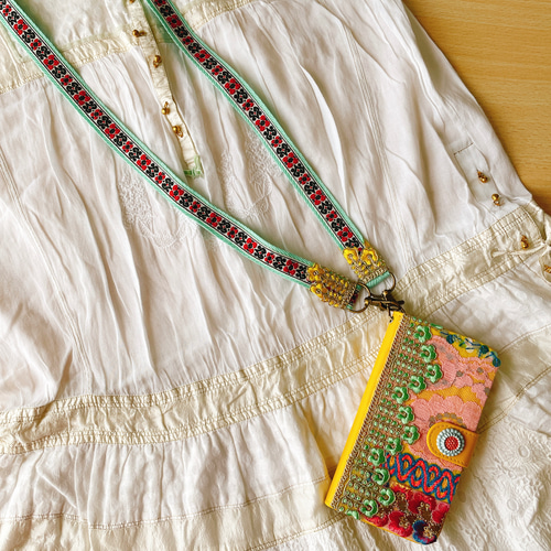 ミントグリーンのレトロ スマホショルダー ストラップ ネック