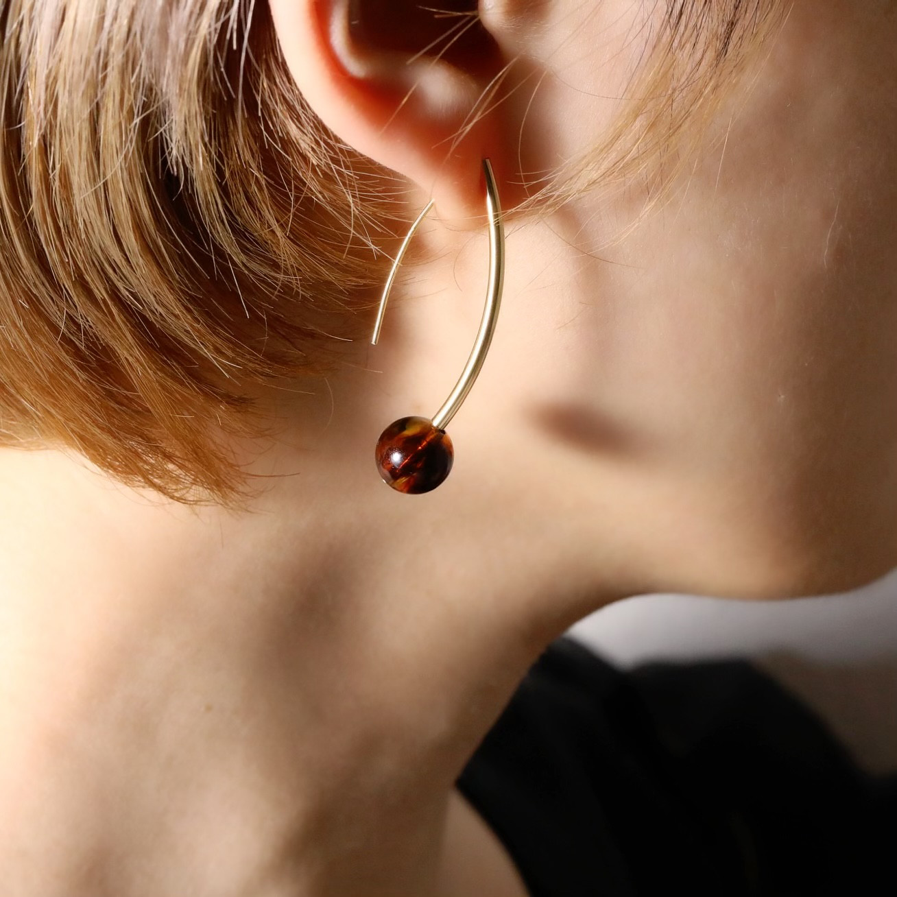 14kgfピアスorイヤリング◇べっこう風ラウンドビーズの弓形フックピアス　〈h20〉