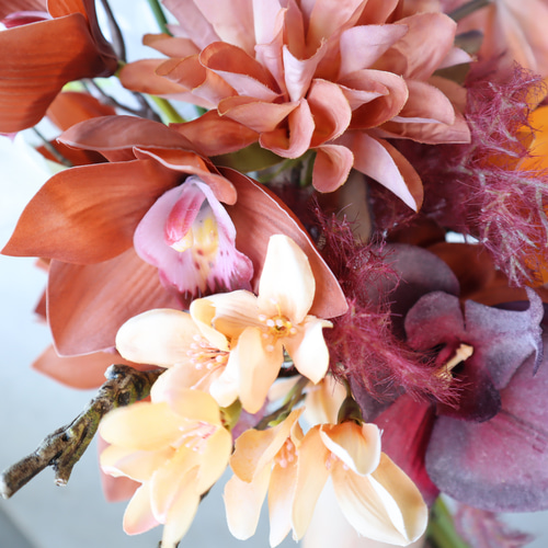 ワインカラーの胡蝶蘭やテラコッタ花材の枝物大人ブーケ