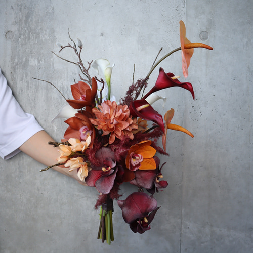 テラコッタ　ブラウン　胡蝶蘭　アーティフィシャルフラワー　ウェディングブーケ造花 ワインカラーの胡蝶蘭やテラコッタ花材の枝物大人ブーケ