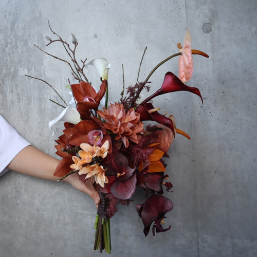 テラコッタ　ブラウン　胡蝶蘭　アーティフィシャルフラワー　ウェディングブーケ造花 ワインカラーの胡蝶蘭やテラコッタ花材の枝物大人ブーケ