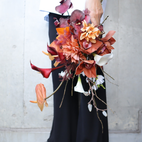 ワインカラーの胡蝶蘭やテラコッタ花材の枝物大人ブーケ