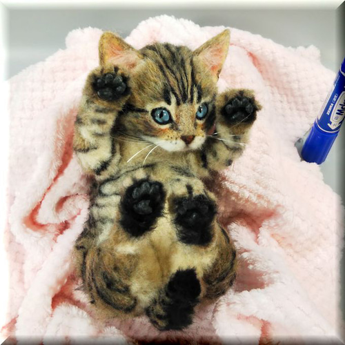 羊毛フェルト　キジトラ　子猫　ロングコート　猫　お座り　ハンドメイド ハマナカ ニードルフェルトでつくる植毛キット キジトラ サバトラ 猫