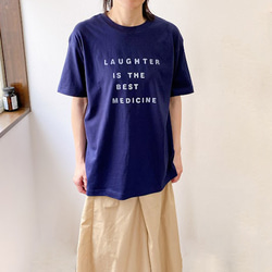 オーガニックコットンTシャツ　Laughter is best medicine　ネイビー　紺色　紺T　レディース 1枚目の画像