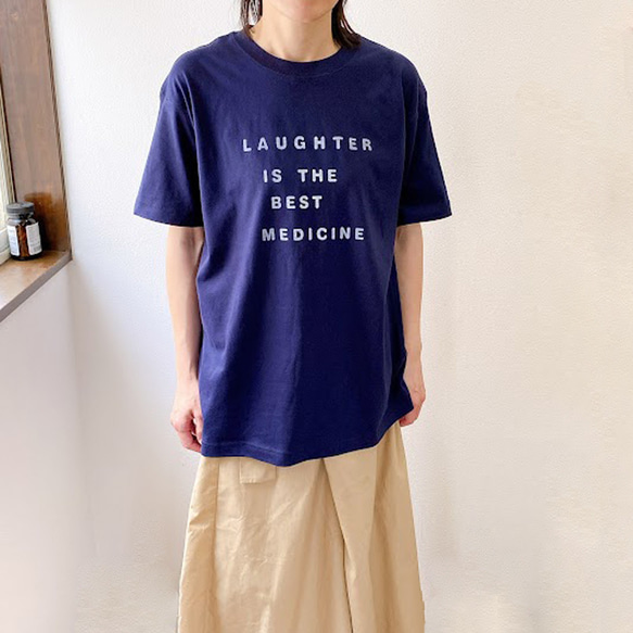 オーガニックコットンTシャツ　Laughter is best medicine　ネイビー　紺色　紺T　レディース 1枚目の画像