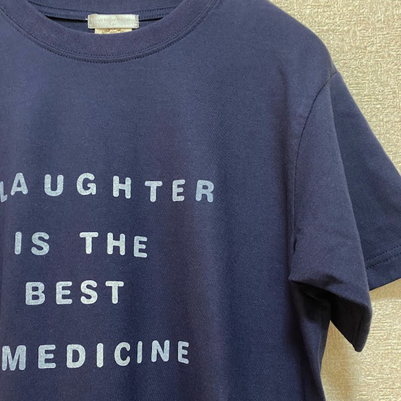 オーガニックコットンTシャツ　Laughter is best medicine　ネイビー　紺色　紺T　レディース 3枚目の画像