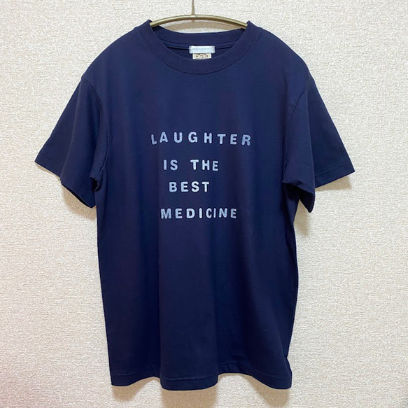 オーガニックコットンTシャツ　Laughter is best medicine　ネイビー　紺色　紺T　レディース 2枚目の画像