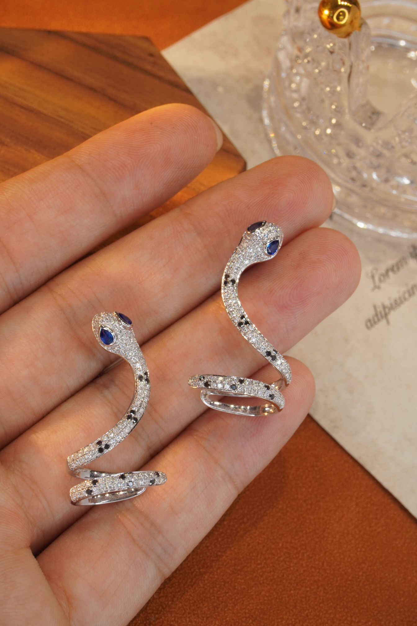 T-ポイント5倍 ヘビモチーフ サファイア付きダイヤモンドピアス片方