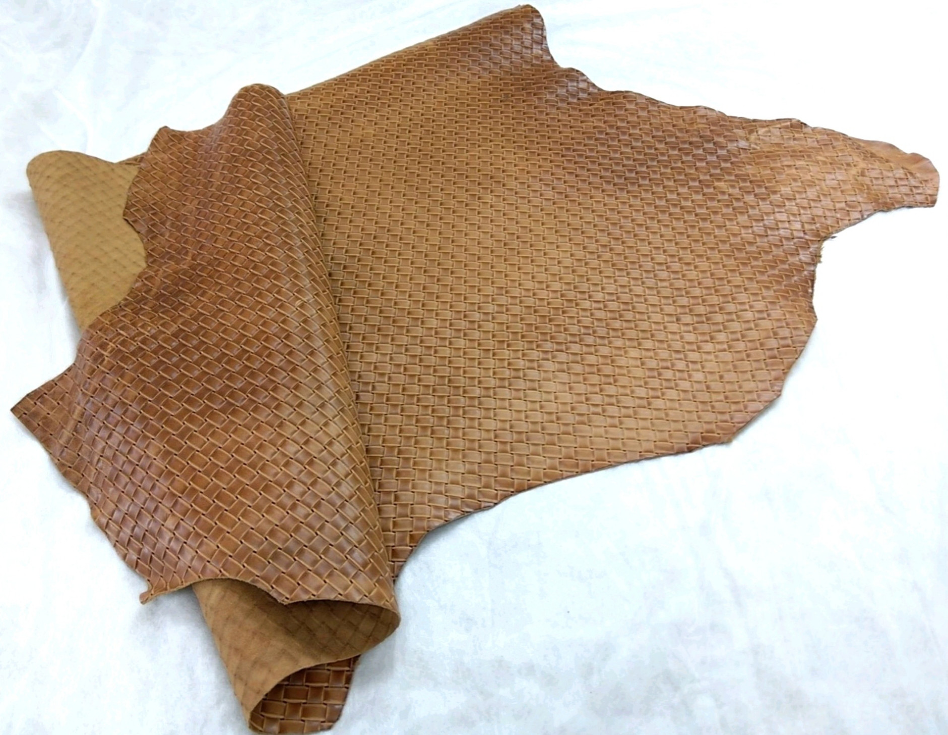 【セール品：育てるレザー】ヌメキップ（ メッシュ型押し加工革 ）＃ライトブラウン　革の厚み1.3mm前後