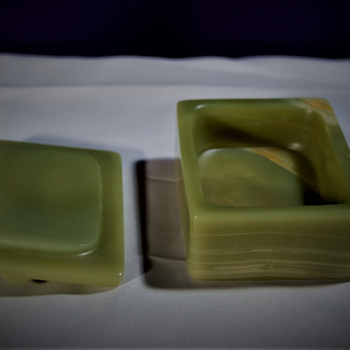 石の器 蓋つき小箱 大切なものを入れる箱 天然石オニックスを使い彫り