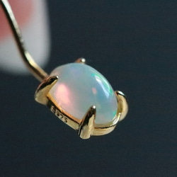 天然蛋白石迷你橢圓形耳環，材質為 925 銀，18KGP 飾面，十月生日石 第5張的照片