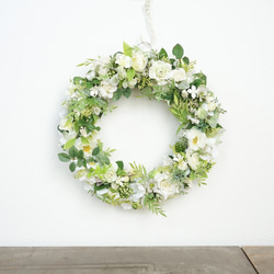 白いバラとフレッシュグリーンのアートフラワーリース 1枚目の画像