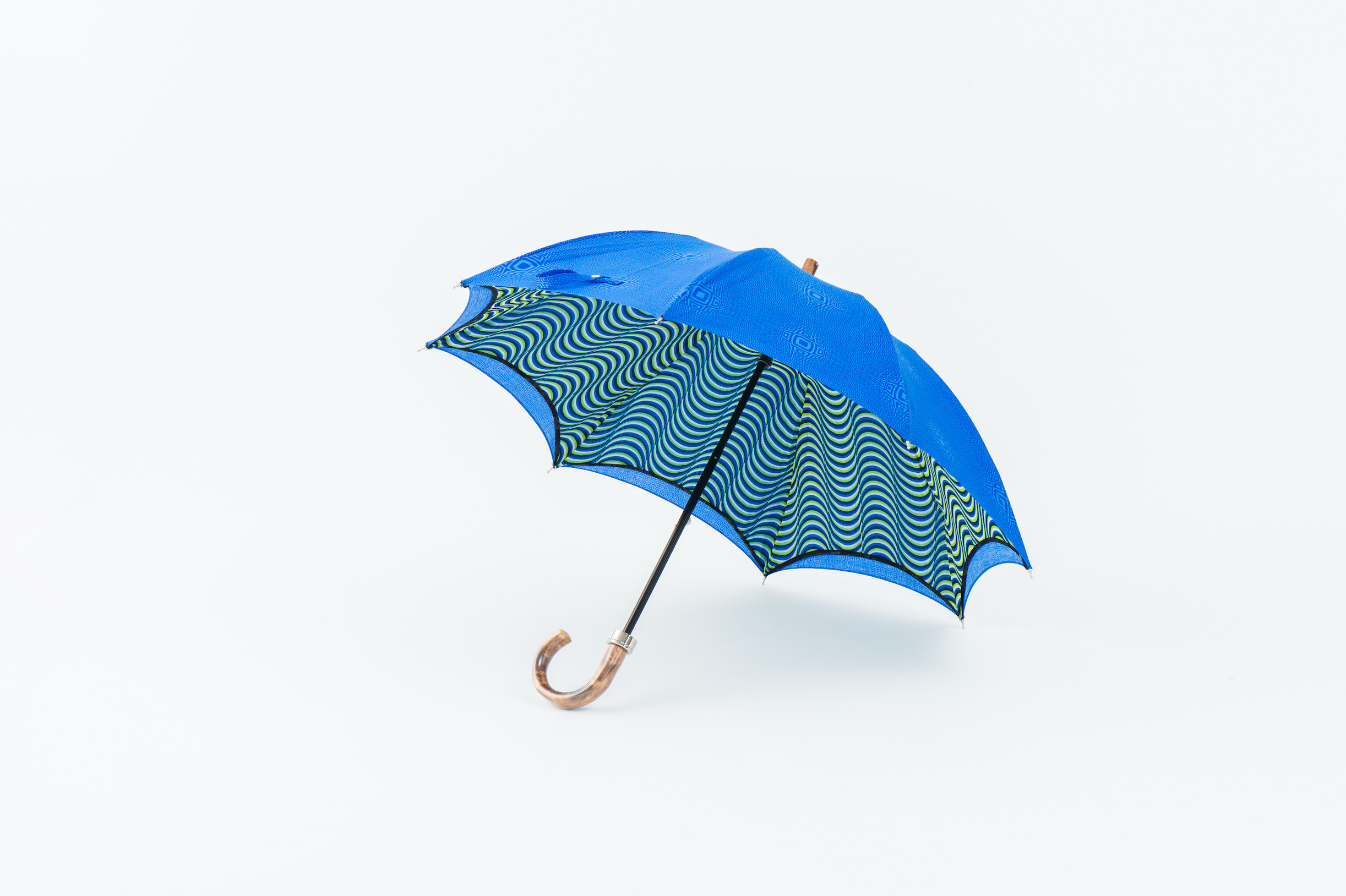 京都の伝統的な技法「手捺染(てなっせん)」仕上げ　二重張日傘　～錯視(さくし)図形 × オーロラ～