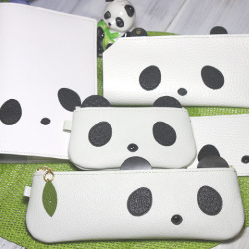 パンダさま♡♡専用ページ 🎨販売予定の作品紹介🎨 『小さな手で、この星を抱く』 F10(縦