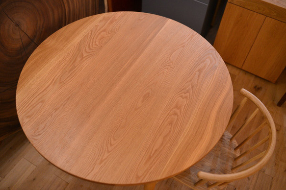 無垢クリ（栗の木）まんまる優しい形の丸テーブル 2枚目の画像