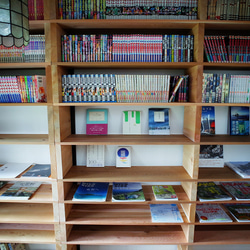 本棚・ラック 積み板の棚 w1400×d222×h1920（抜け節ありB品） 本棚・絵本棚