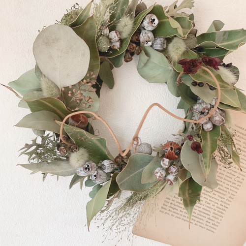 ドライフラワー ユーカリのリーフと実といろいろ花材のお洒落なリース