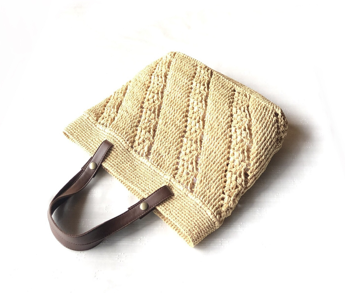 ブーケ模様の編みバッグ　ベージュ