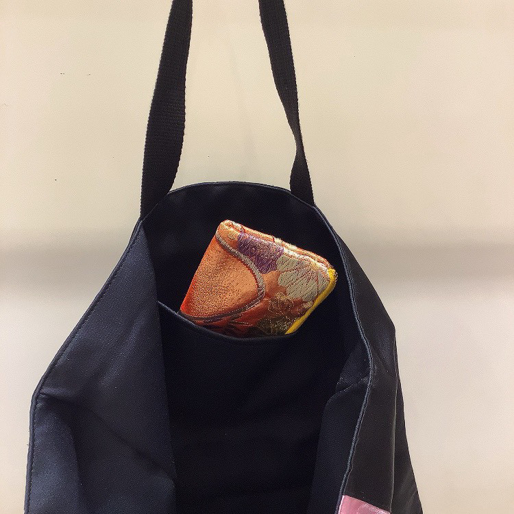 着物トートバックL　紫　牡丹　花　ポケット付き　シルクの美しい光沢　着物リメイク　帯　アップサイクル