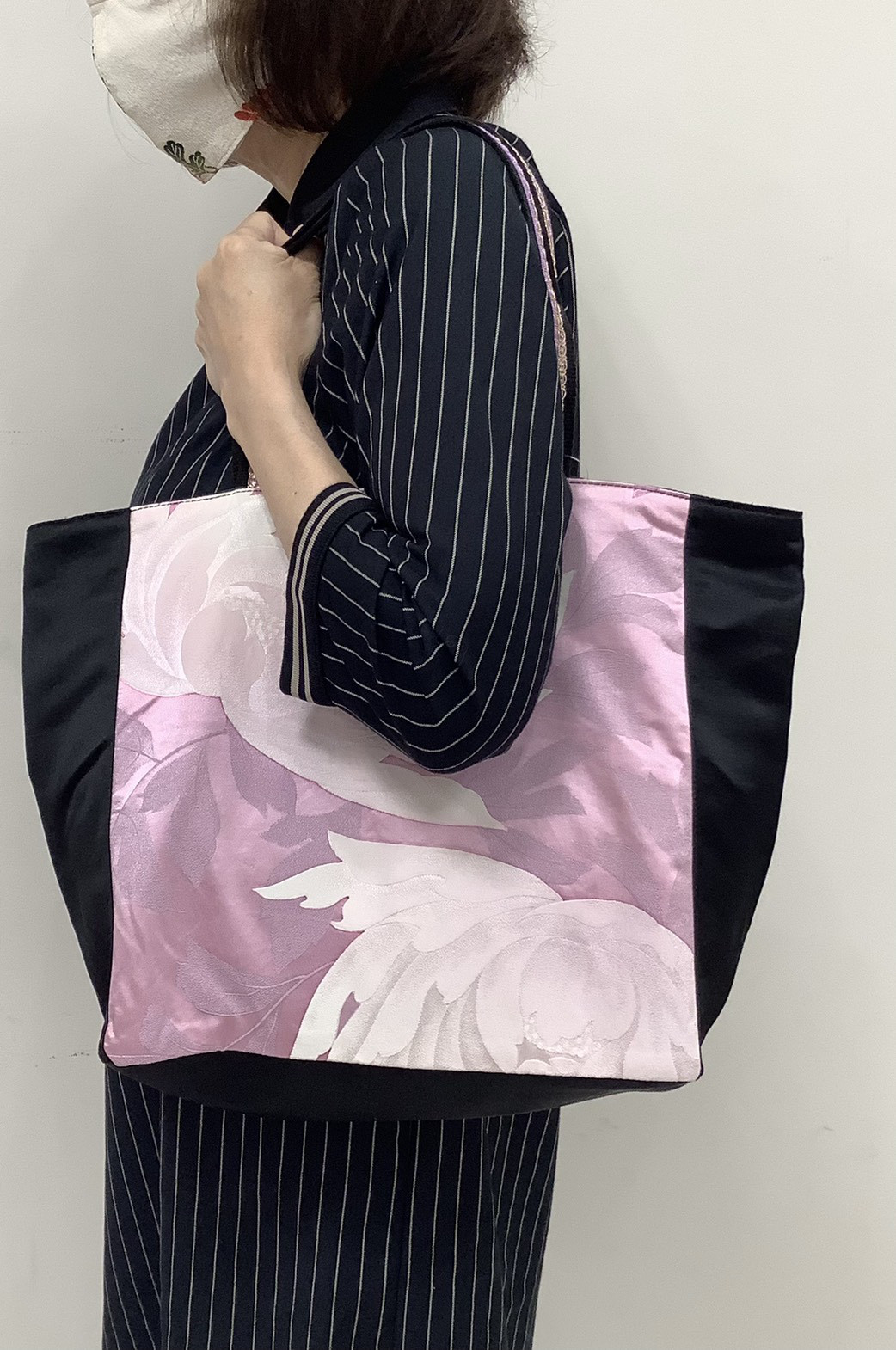 着物トートバックL　紫　牡丹　花　ポケット付き　シルクの美しい光沢　着物リメイク　帯　アップサイクル