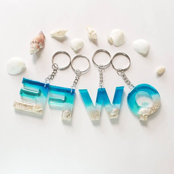 海を感じる イニシャルキーホルダー レジンキーホルダー 夏