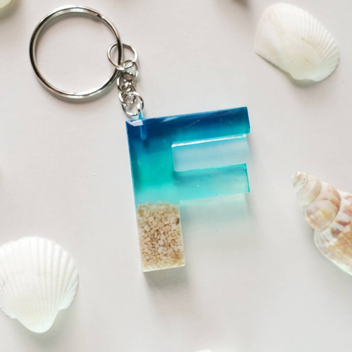 海を感じる イニシャルキーホルダー レジンキーホルダー 夏