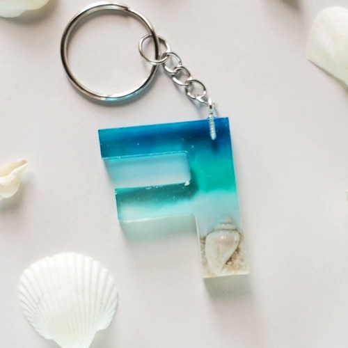 海を感じる イニシャルキーホルダー レジンキーホルダー 夏
