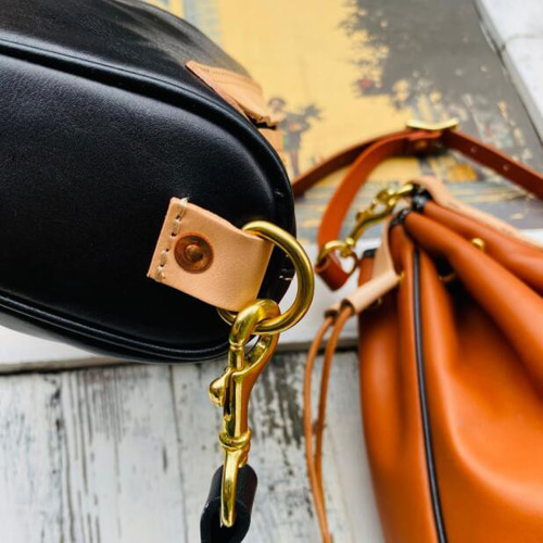 ブラックのみ レザー本革コンチョ付きボディーバッグ☆牛皮 ネイティブ