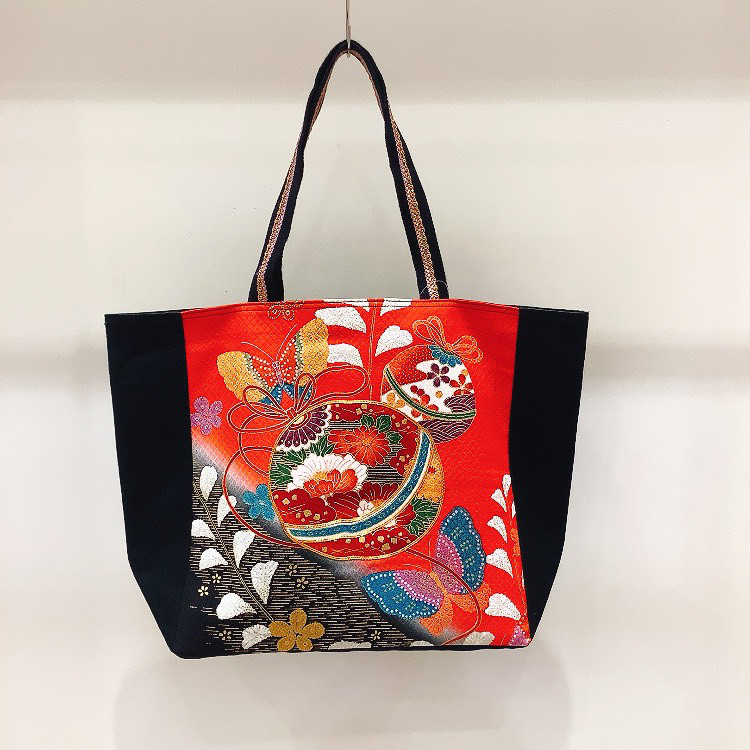 着物トートバックL　赤　蝶　毬　ポケット付き　シルクの美しい光沢　着物リメイク　帯　アップサイクル