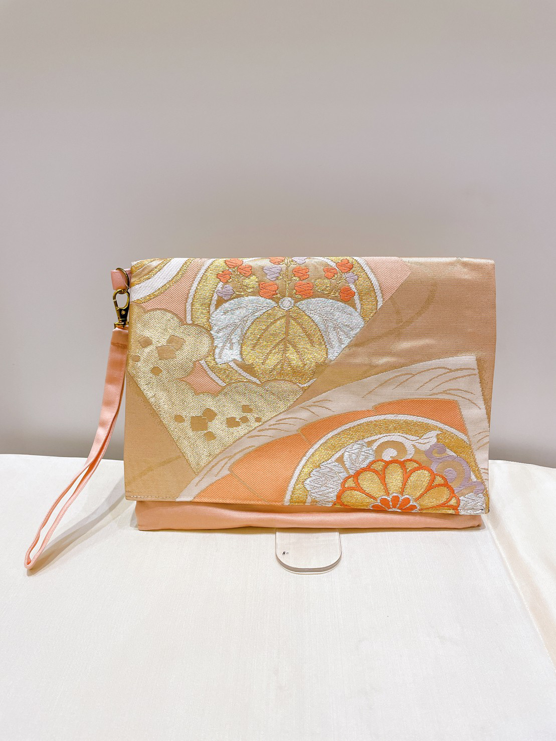 着物クラッチバッグ　タブレットケース　コーラルピンク　金　桐　ポケット　シルクの美しい光沢　着物リメイク　帯