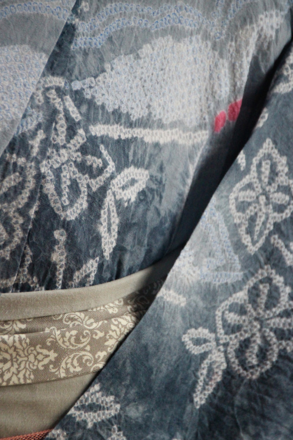 ◇現代 有松鳴海絞　浴衣◇【ブルーグレー】薄羽の蝶が幻想的に舞う　裄65ｃｍ　木綿　浴衣　 13枚目の画像