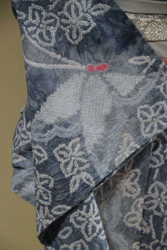 ◇現代 有松鳴海絞　浴衣◇【ブルーグレー】薄羽の蝶が幻想的に舞う　裄65ｃｍ　木綿　浴衣　 5枚目の画像
