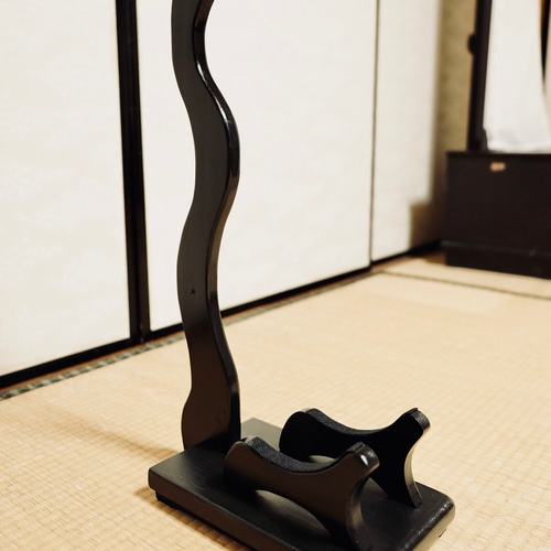 ♪ハンドメイド　沖縄三線スタンド　木製　ブラックカラー 4丁用　匿名配送♪ 沖縄三線スタンド 標準型 木製 ブラック 4丁用 三線立て - メルカリ