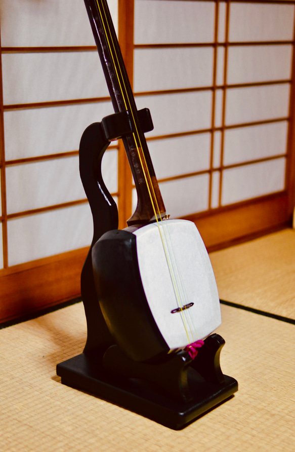三味線スタンド 木製 組み立て式 手作り 24時間以内に発送】手作り木工 木製三味線スタンド （漆仕上げ