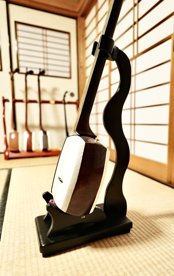 【24時間以内に発送】手作り木工　木製三味線スタンド （黒漆） タイプA 5枚目の画像