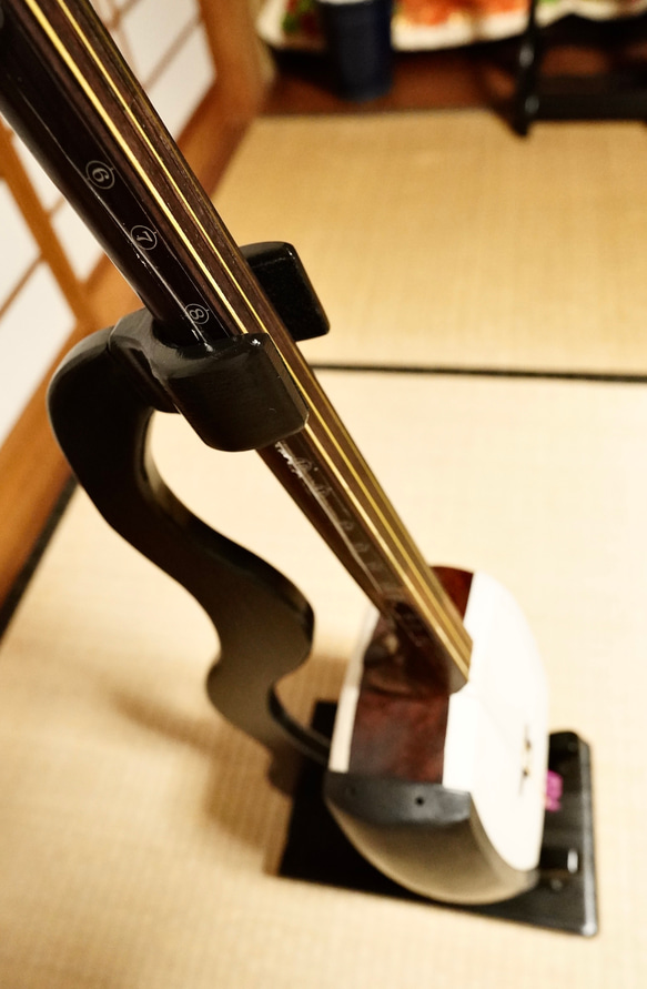【24時間以内に発送】手作り木工　木製三味線スタンド （黒漆） タイプA 2枚目の画像