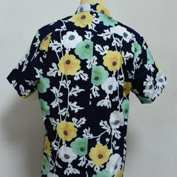 着物リメイク 紺地の花柄の浴衣地のアロハシャツ メンズLサイズ 6枚目の画像