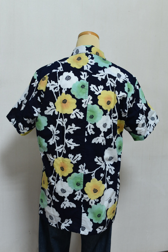 着物リメイク 紺地の花柄の浴衣地のアロハシャツ メンズLサイズ 6枚目の画像