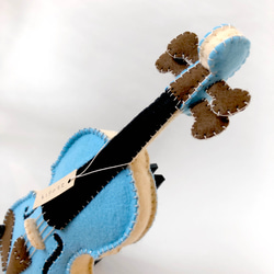 小さな音楽家のための【はじめてバイオリン】ベビーブルー　フェルト製の手縫いぬいぐるみバイオリン No.220619 4枚目の画像