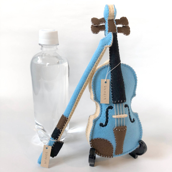 小さな音楽家のための【はじめてバイオリン】ベビーブルー　フェルト製の手縫いぬいぐるみバイオリン No.220619 1枚目の画像