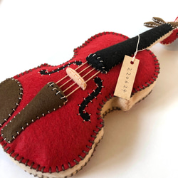 小さな音楽家のための【はじめてバイオリン】レッド　フェルト製の手縫いぬいぐるみバイオリン No.220624 3枚目の画像