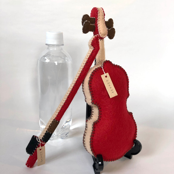 小さな音楽家のための【はじめてバイオリン】レッド　フェルト製の手縫いぬいぐるみバイオリン No.220624 2枚目の画像