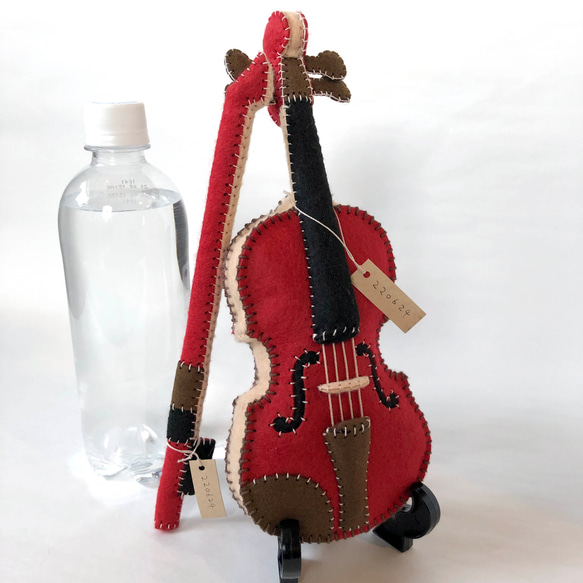 小さな音楽家のための【はじめてバイオリン】レッド　フェルト製の手縫いぬいぐるみバイオリン No.220624 1枚目の画像